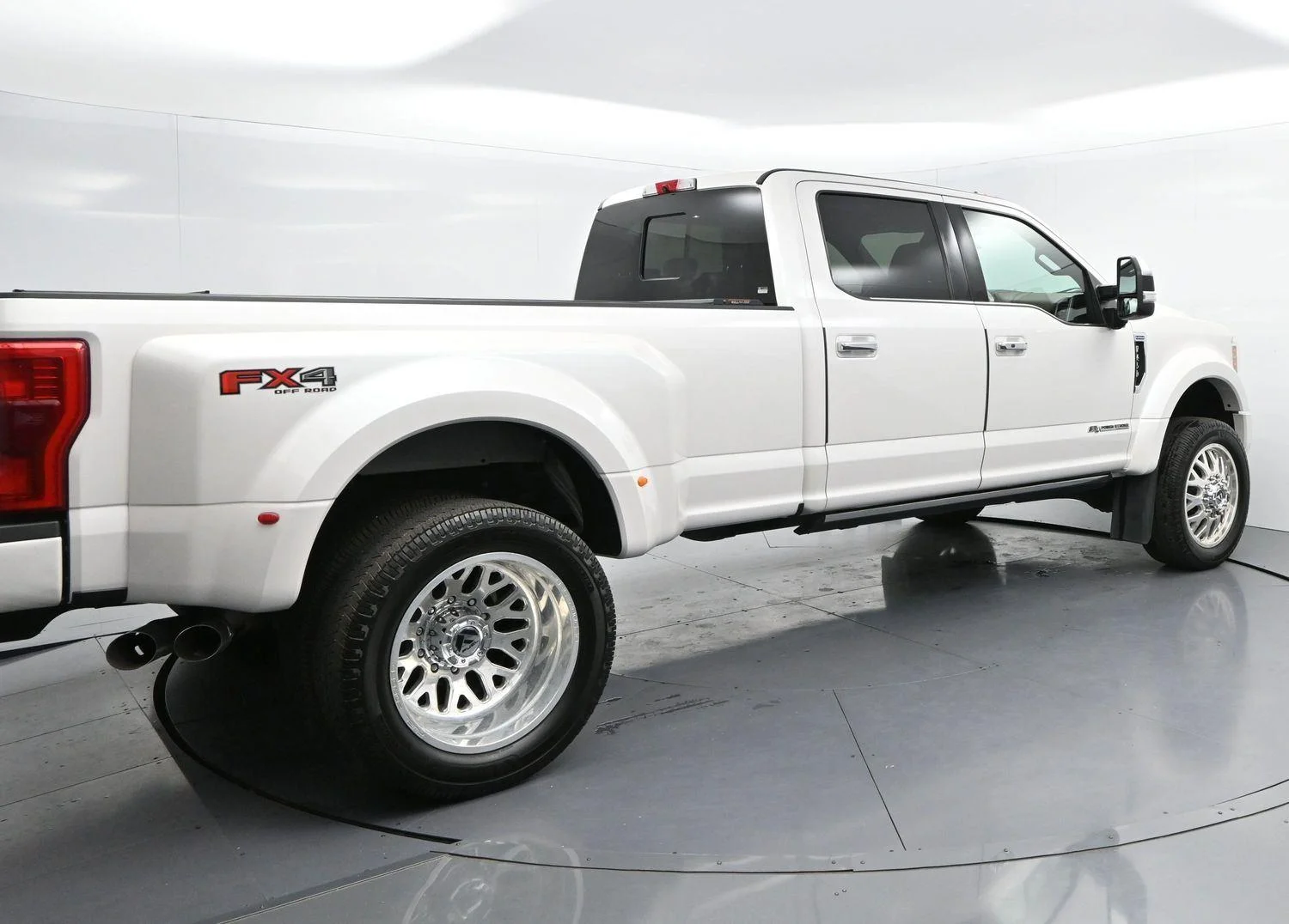 Used 2019 White Platinum Metallic Tri-Coat Ford Platinum image 7