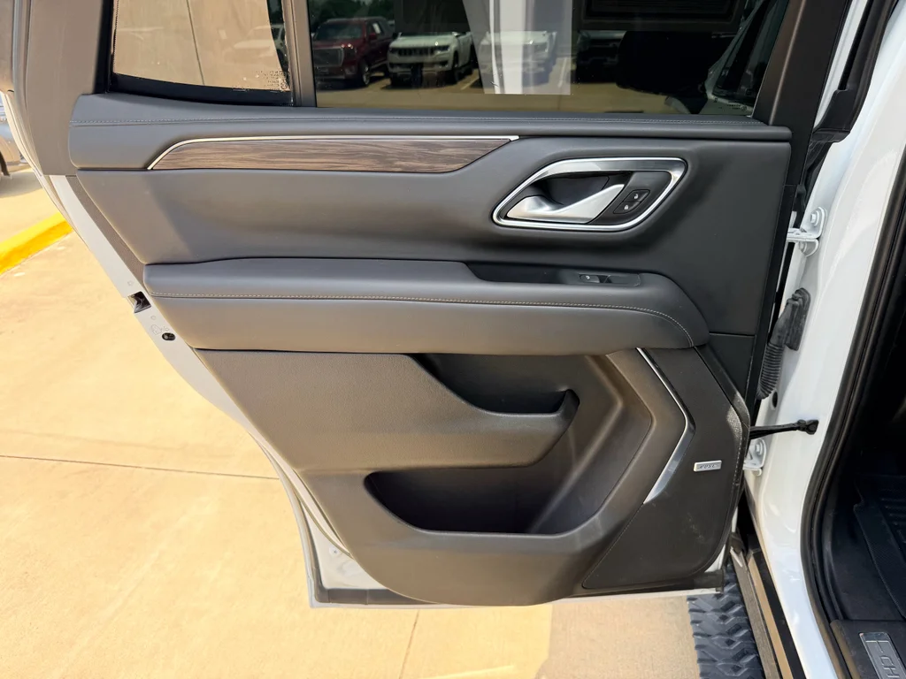 Used 2022 Summit White Chevrolet Z71 image 25