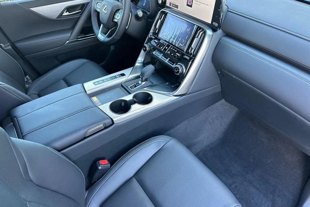 2026 Lexus LX 700h F-Sport - Photo 17