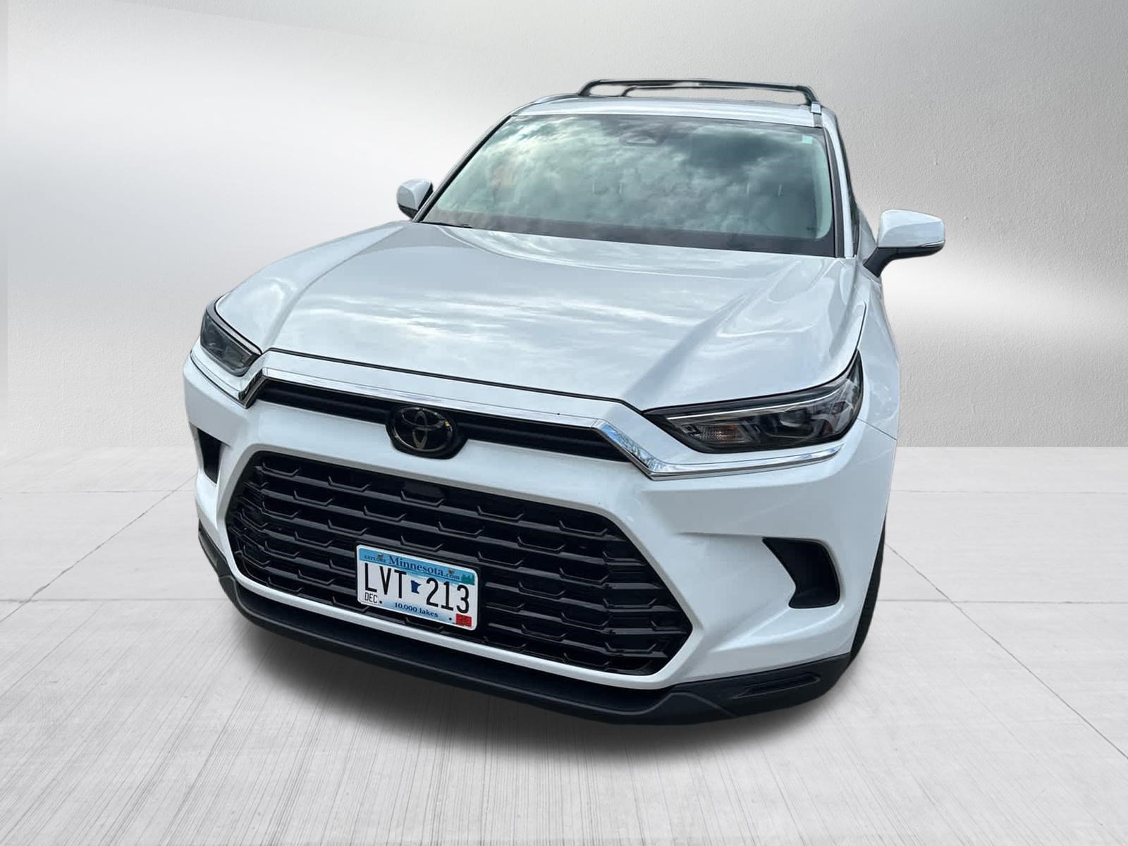 Used 2024 Wind Chill Pearl Toyota Hybrid XLE image 3