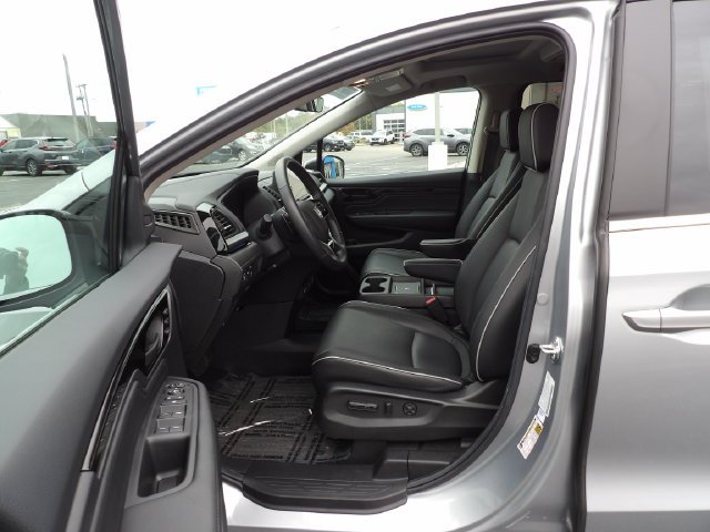 Certified Used 2025 Solar Silver Metallic Honda Touring image 17