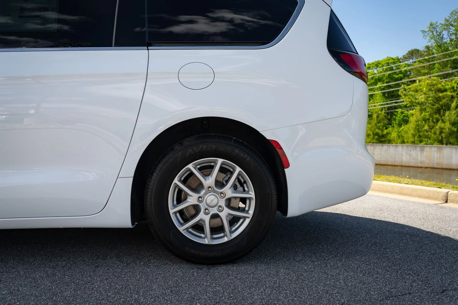 New 2027 Bright White Clear-Coat Exterior Paint Chrysler Select image 6