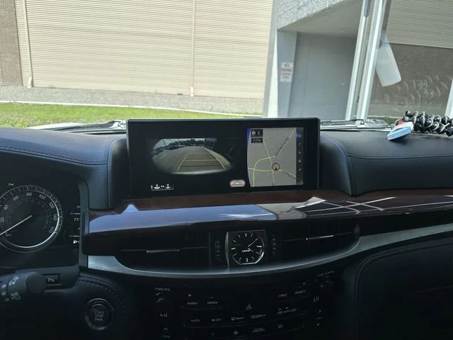 Used 2021 White Lexus 570 image 18