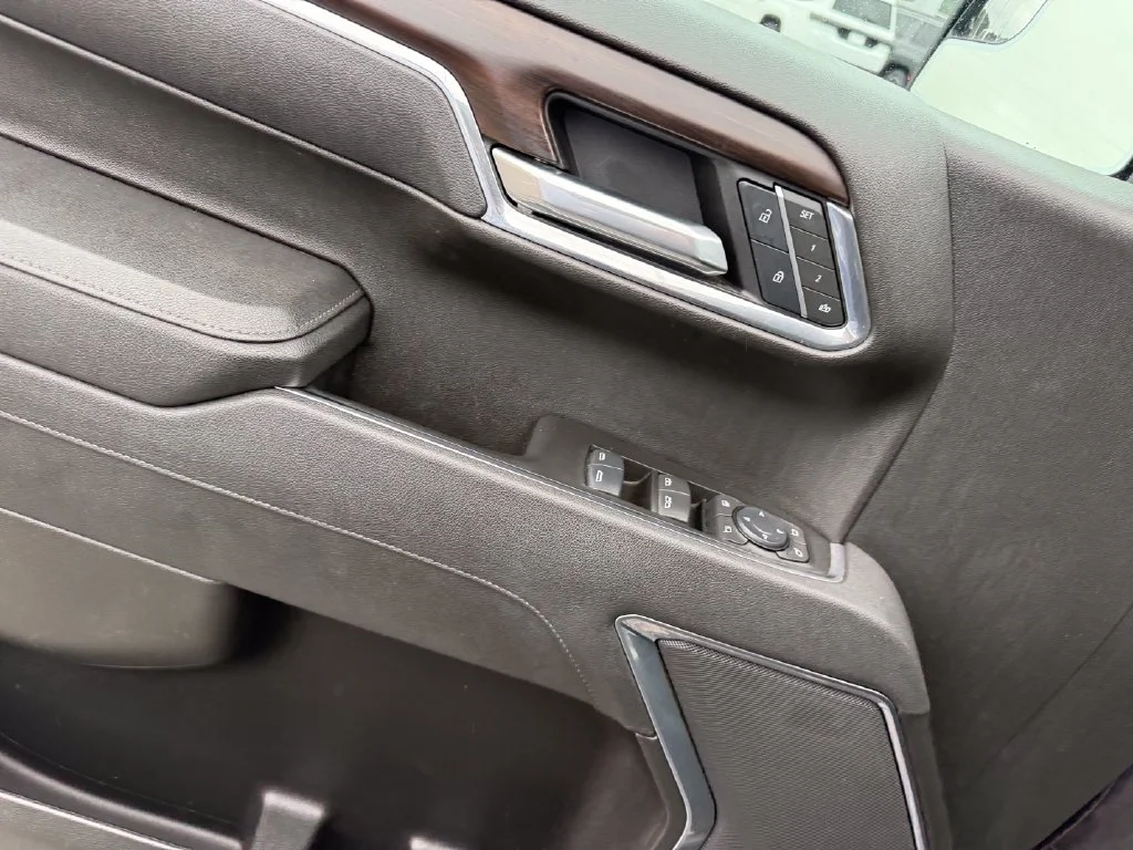 Used 2025 Silver GMC SLT image 6
