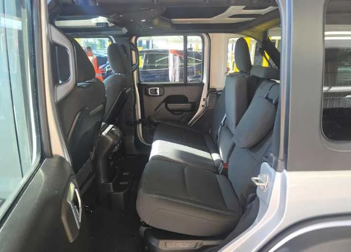 Used 2024 Silver Zynith Clearcoat Jeep Rubicon image 13