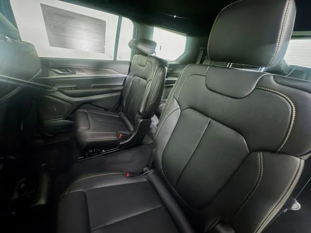 New 2026 Diamond Black Crystal Pearl-Coat Exterior Paint Jeep  image 24