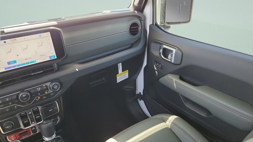 New 2026 Bright White Clear-Coat Exterior Paint Jeep Mojave X image 13