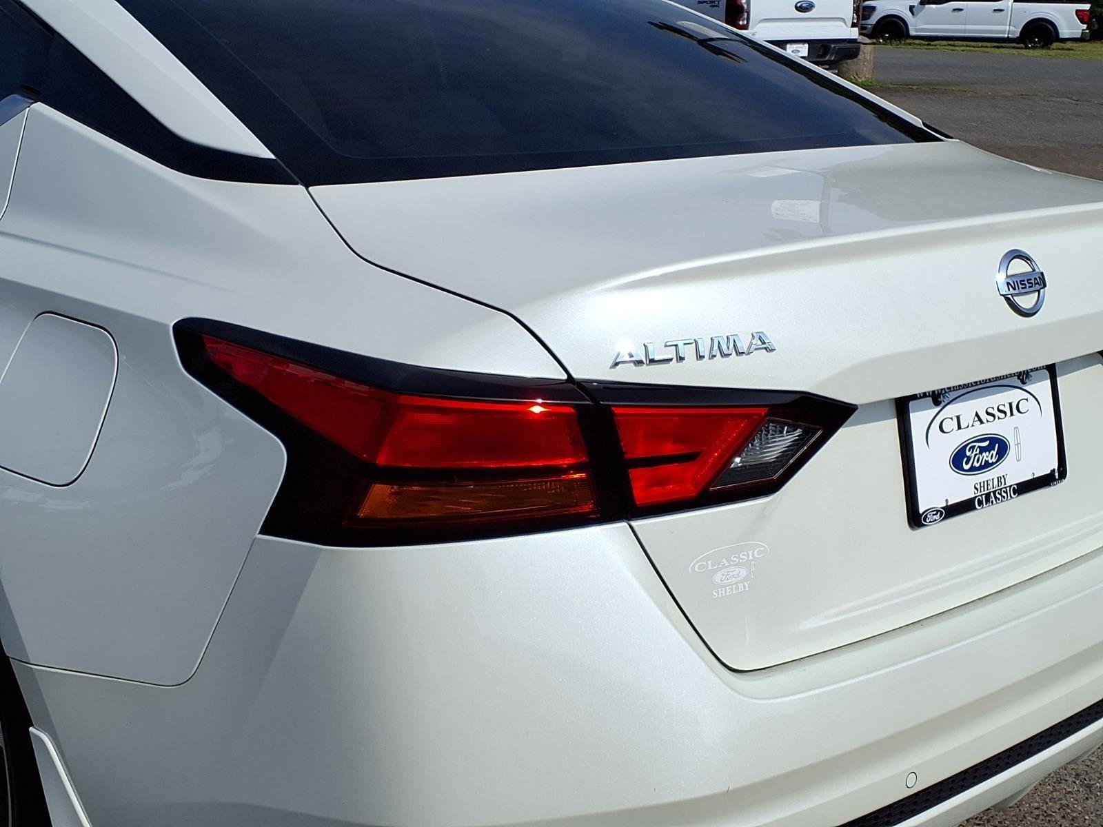 Used 2020 Pearl White Tricoat Nissan 2.0 Platinum image 18