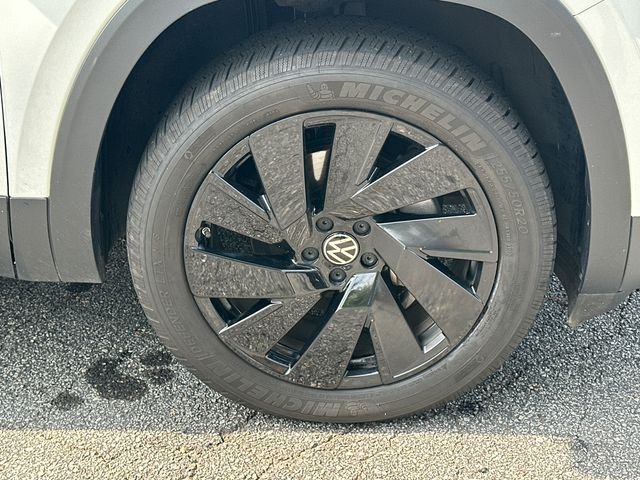 Certified Used 2024  Volkswagen 2.0T SE w/Technology image 12