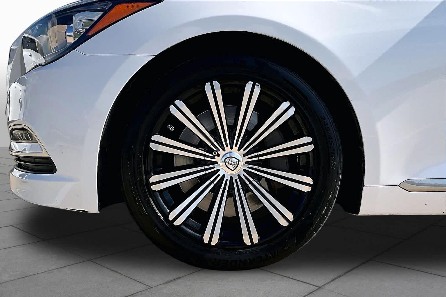 Used 2017 Casablanca White Genesis 3.8L image 11