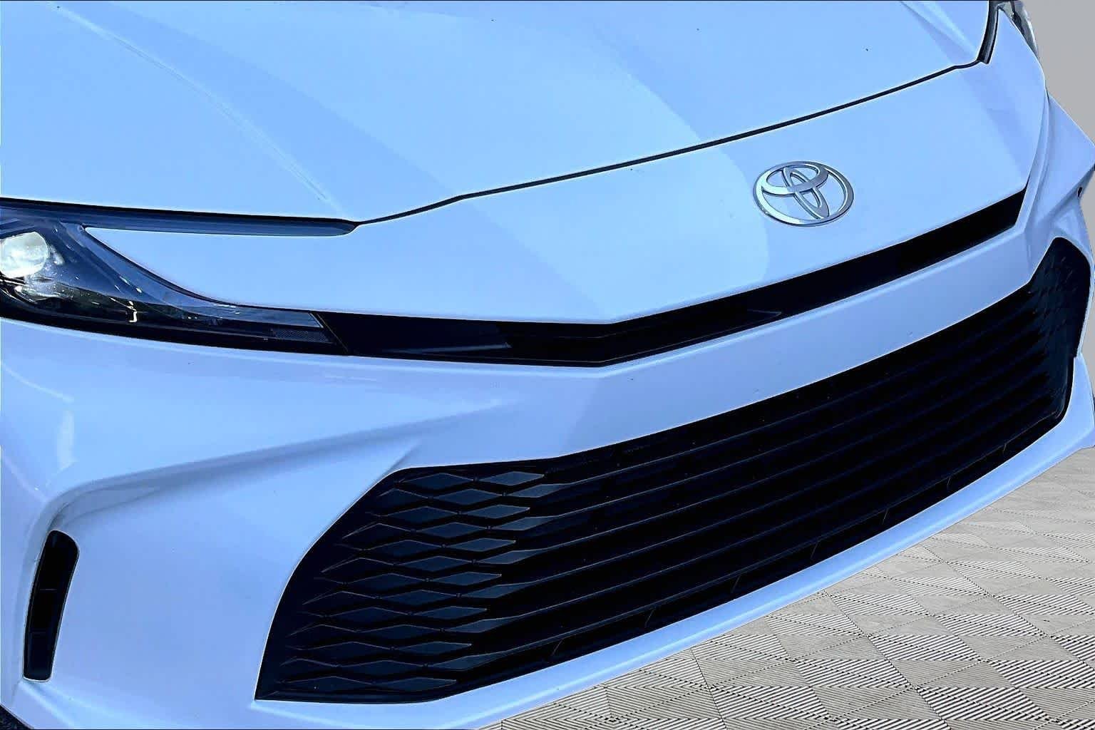 Used 2025 Ice Cap Toyota LE image 30