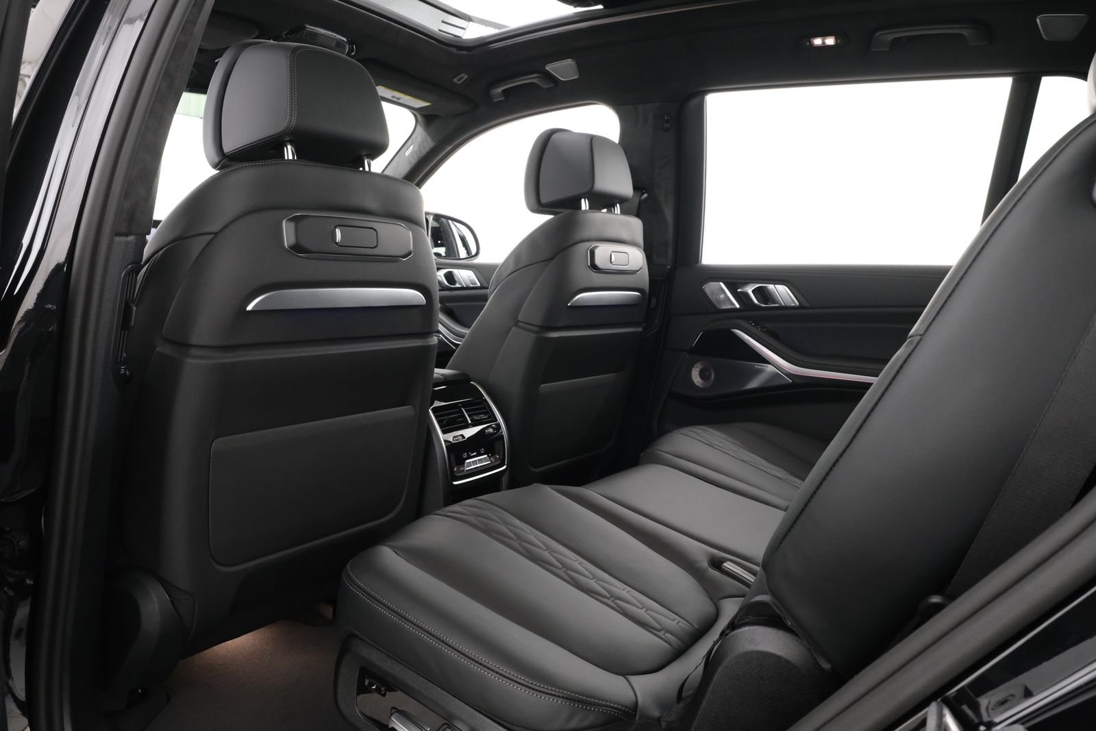 New 2027 Black Sapphire Metallic BMW M60i image 34