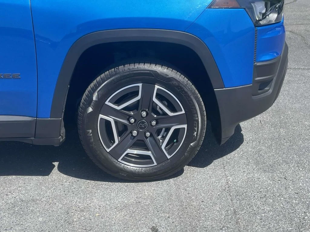 New 2026 Hydro Blue Pearlcoat Jeep Laredo image 10