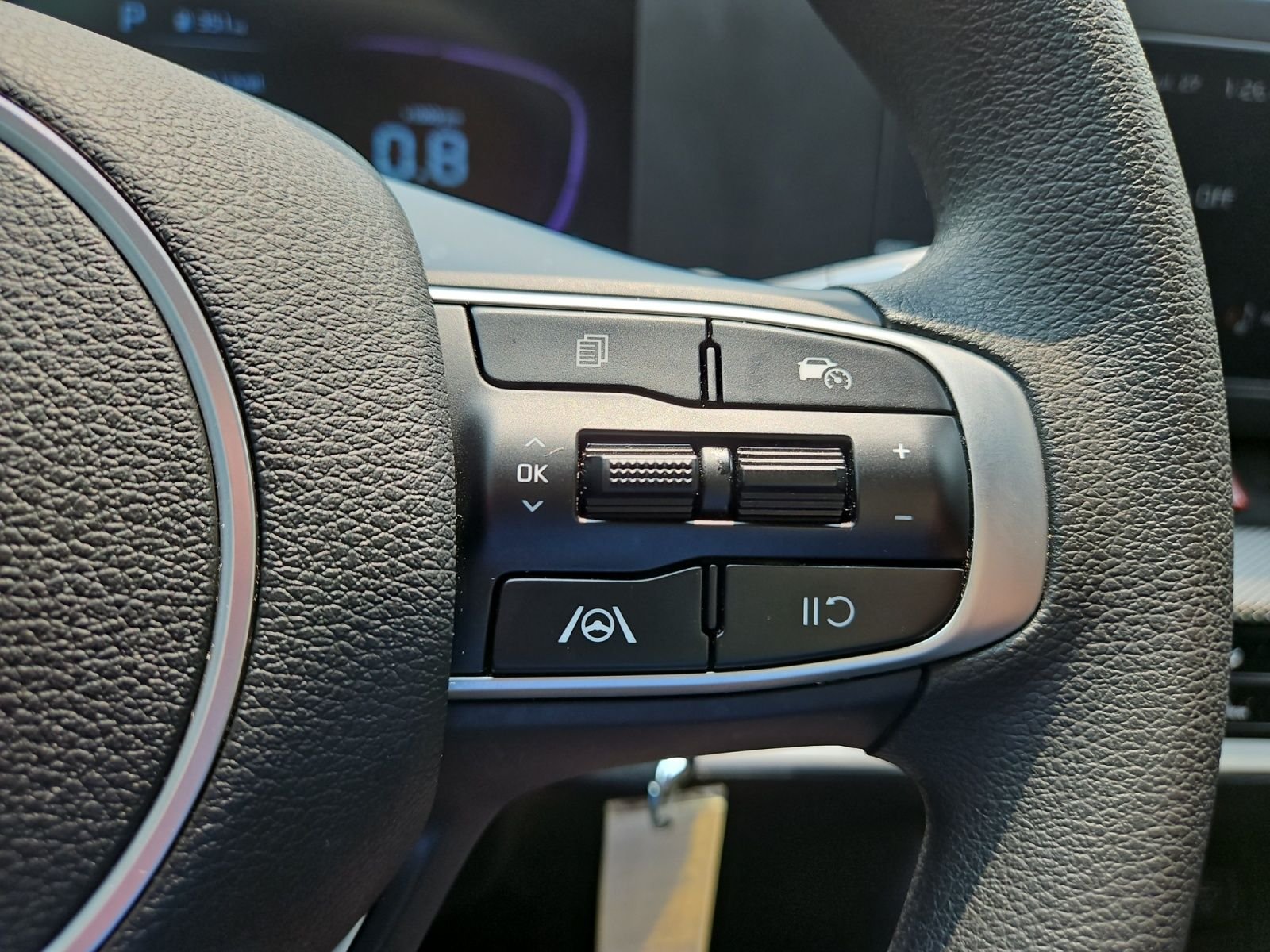 Used 2025 White Kia LX image 26
