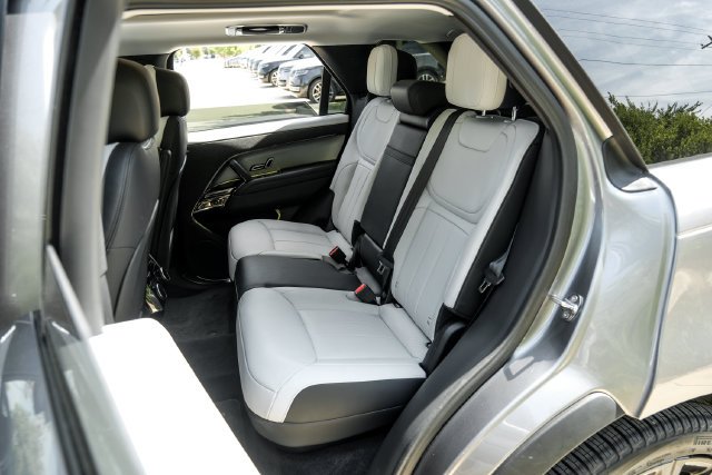 Used 2024  Land Rover Dynamic SE image 48