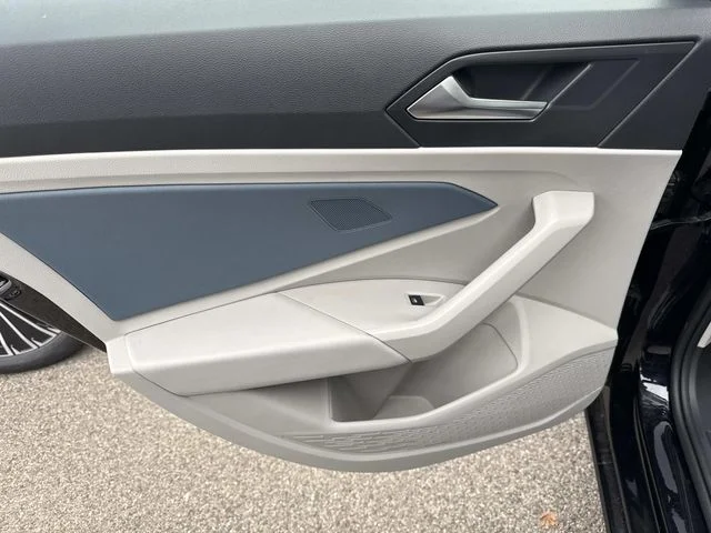 2025 Volkswagen Jetta SE - Photo 9