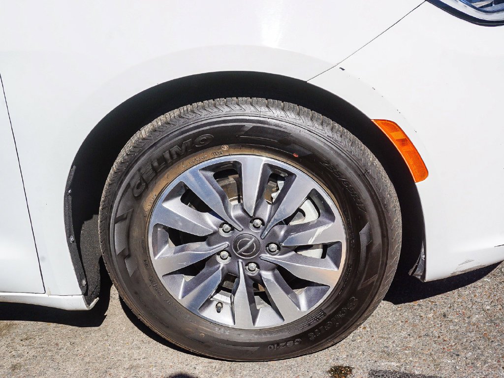 Used 2024 White Chrysler Select image 9