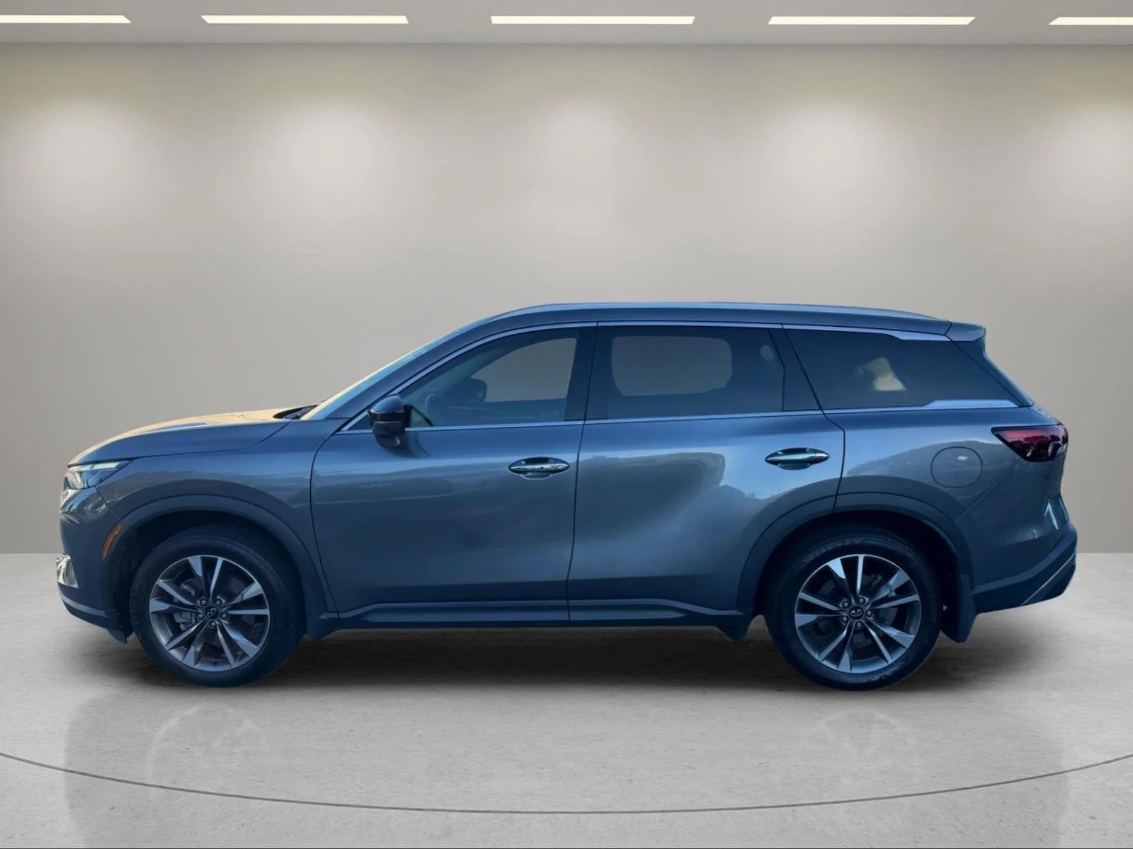 Used 2025 Graphite Shadow INFINITI LUXE image 2