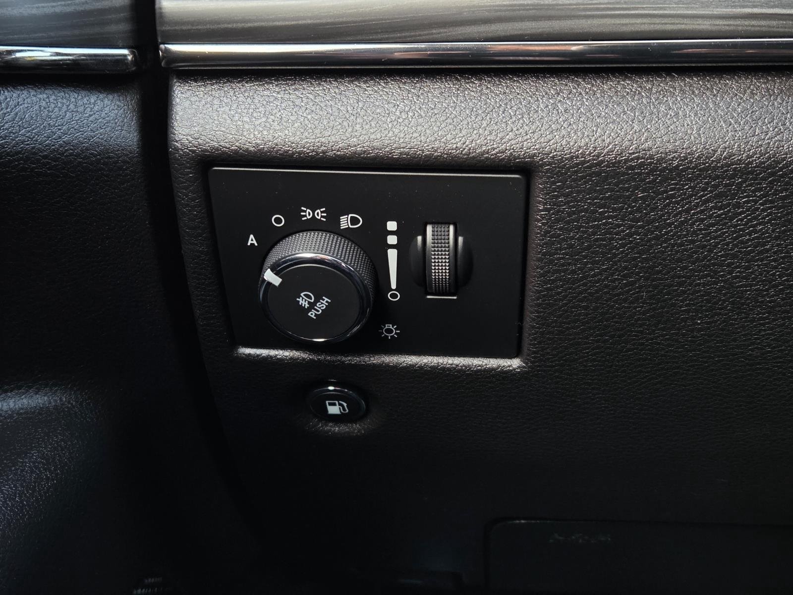 Used 2019 Bright White Clearcoat Jeep Limited X image 23