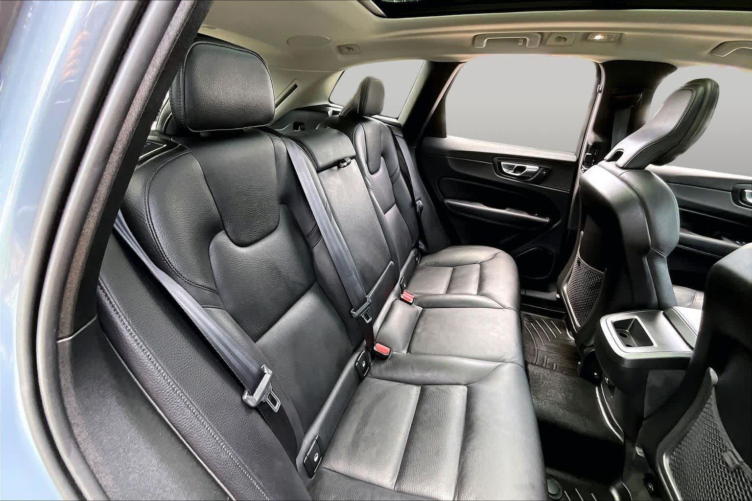 Used 2022 Thunder Grey Metallic Volvo Momentum image 21