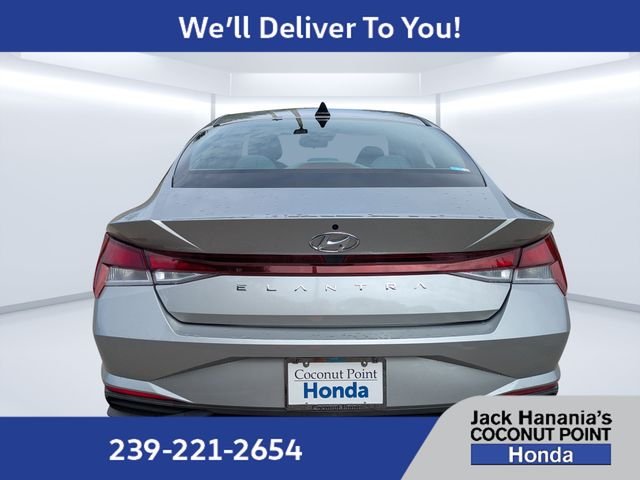 Used 2022 Silver Hyundai SE image 4