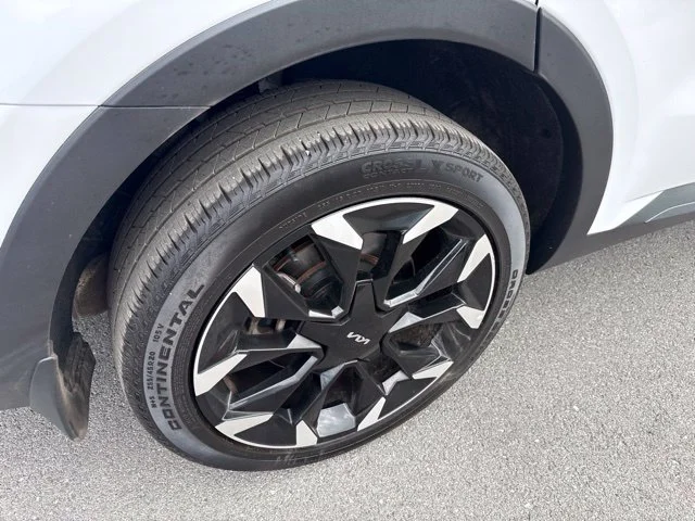 Used 2025  Kia X-Line EX image 9