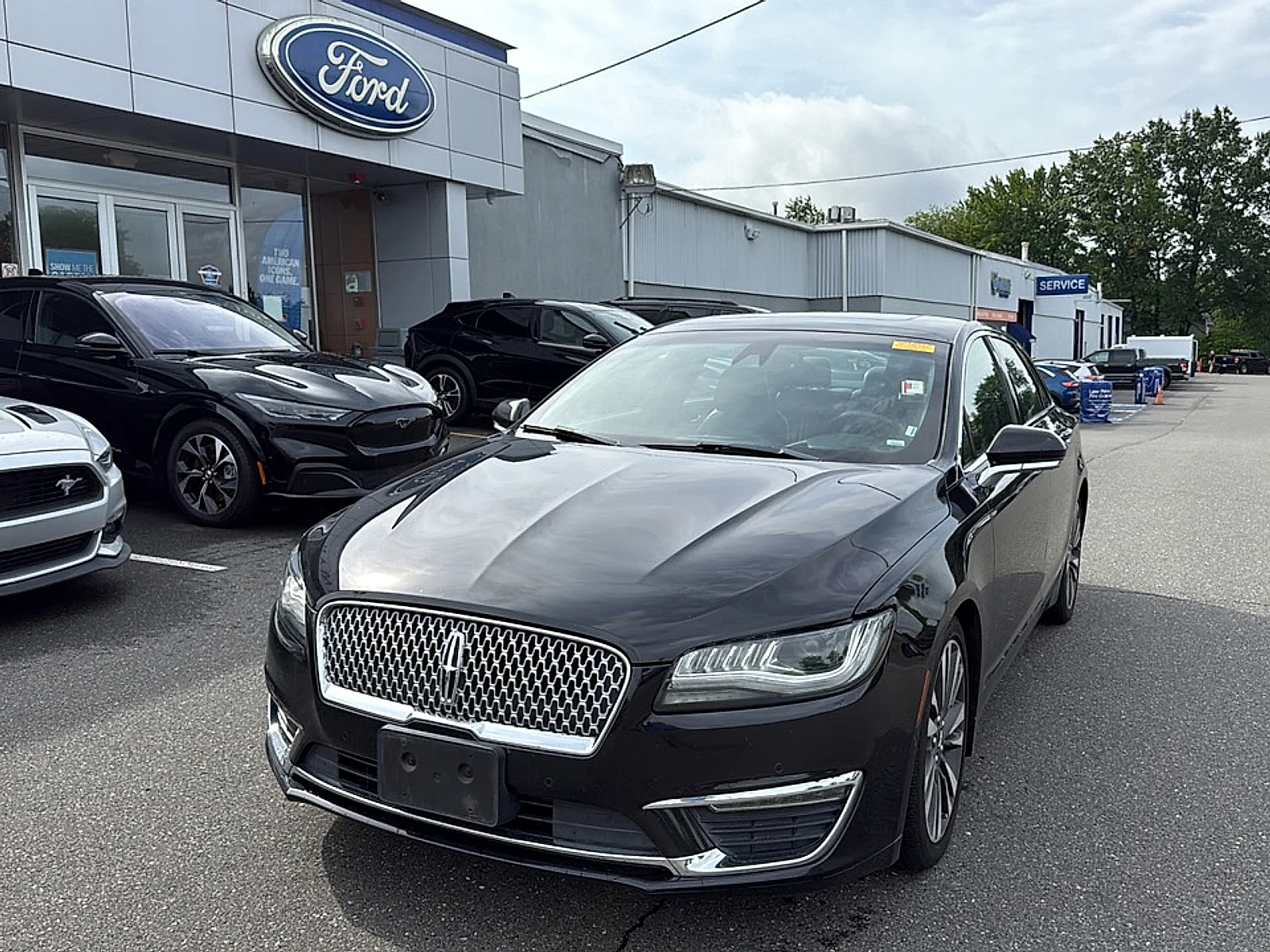 Used 2019 Infinite Black Metallic Lincoln Reserve II image 2