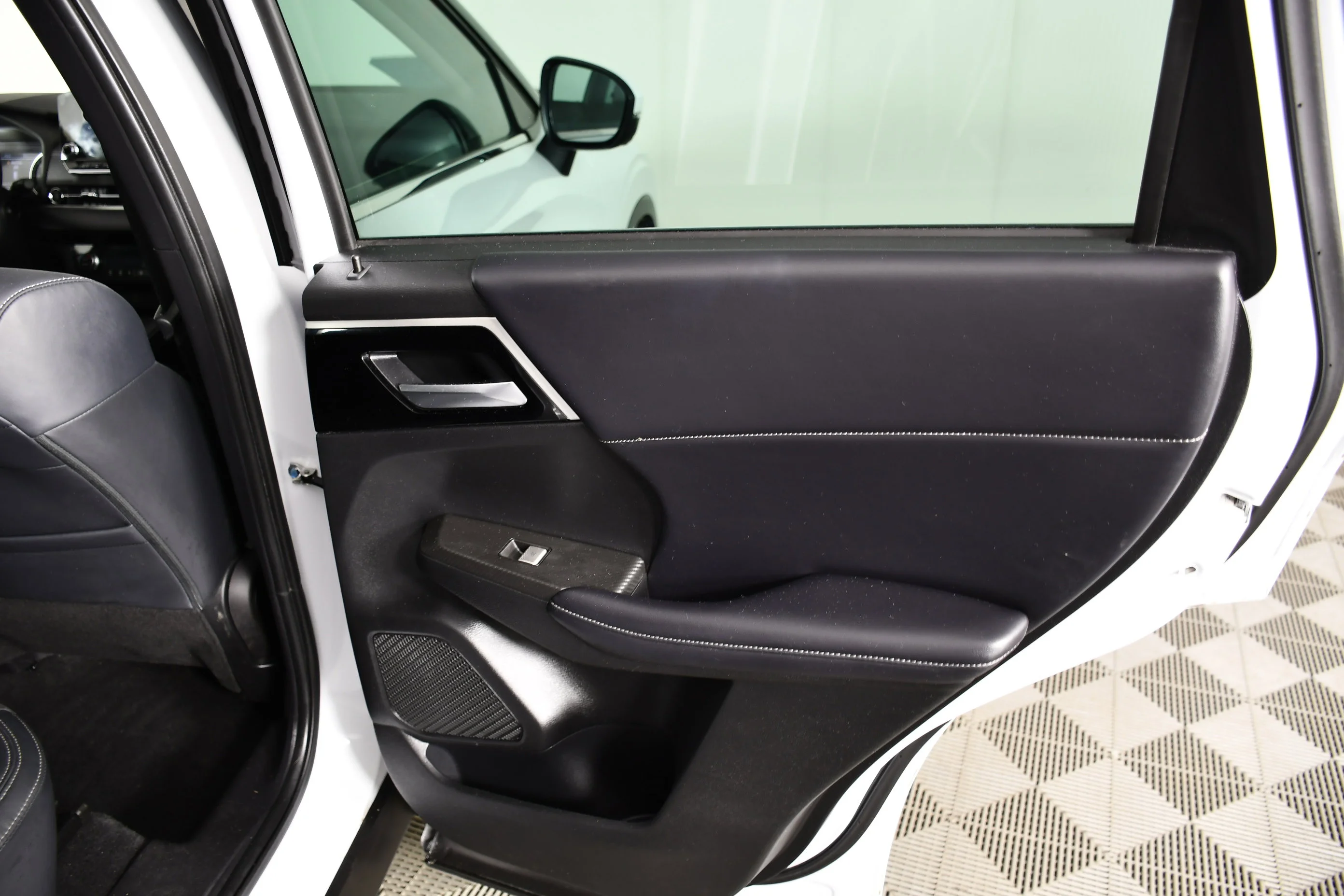 Certified Used 2023 White Diamond Mitsubishi SE image 42