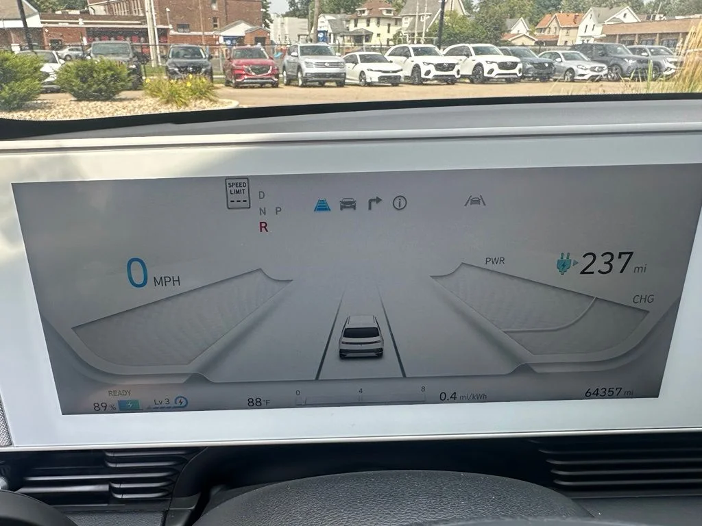 Used 2022 White Hyundai SE image 18