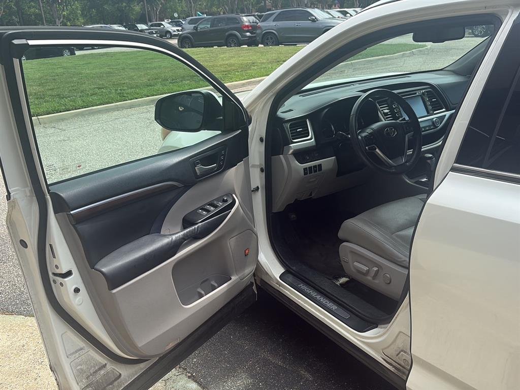 Used 2014 WHITE TOYOTA  image 6