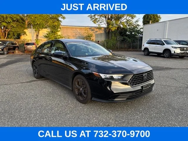 Used 2025 Crystal Black Pearl Honda SE image 3