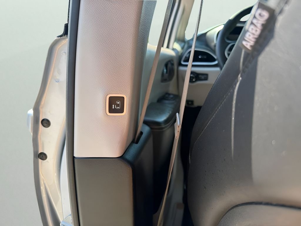 Used 2023 Silver Mist Clearcoat Chrysler Touring L image 13
