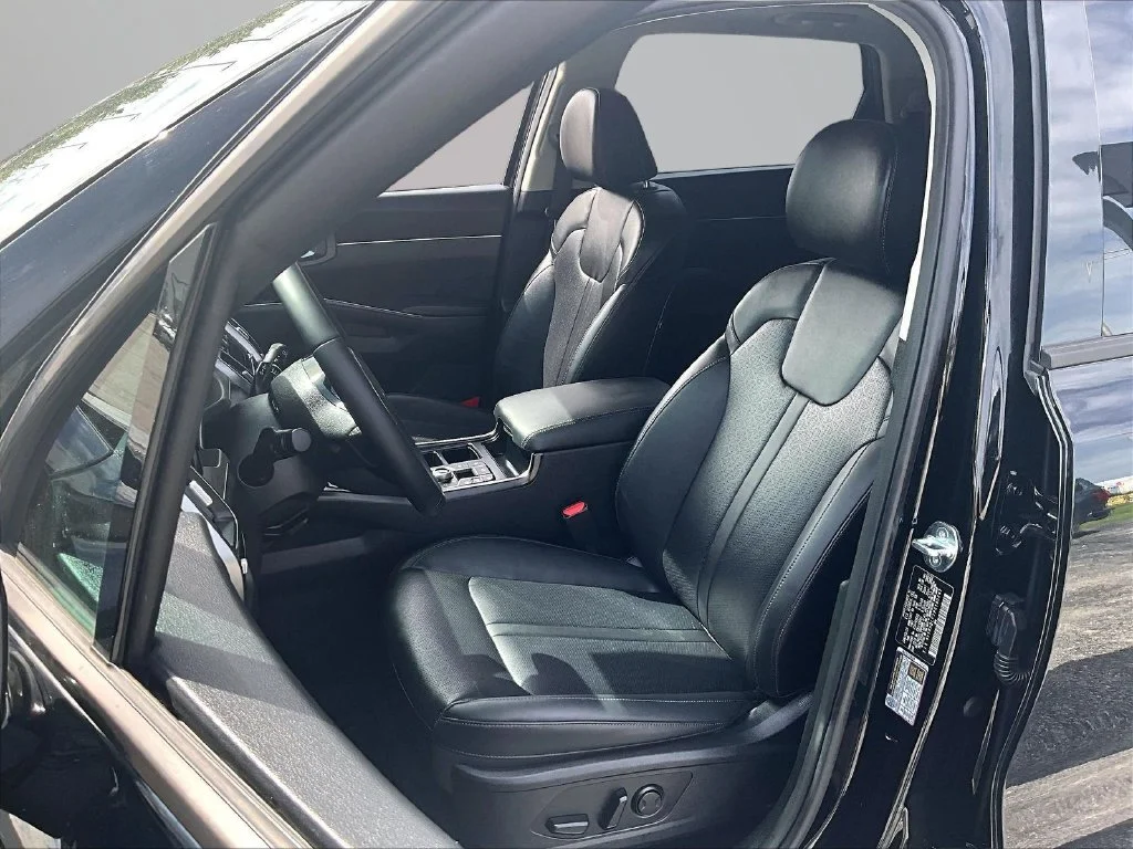 Used 2023 Black Kia X-Line EX image 26