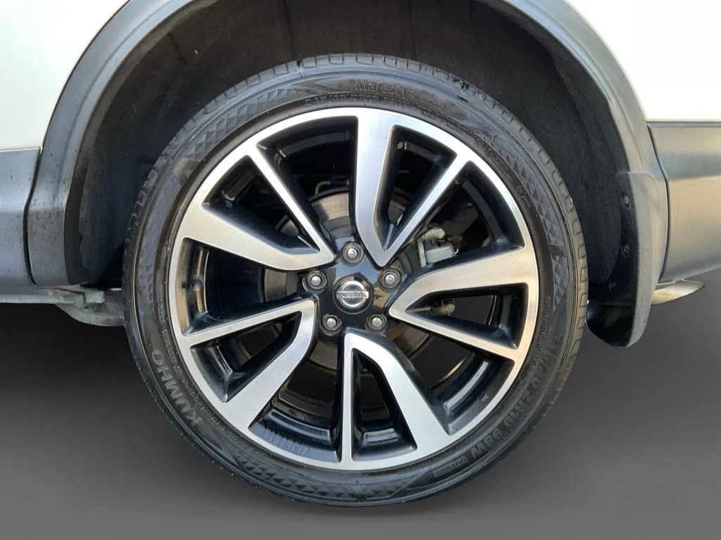 Used 2017 White Nissan SL image 8
