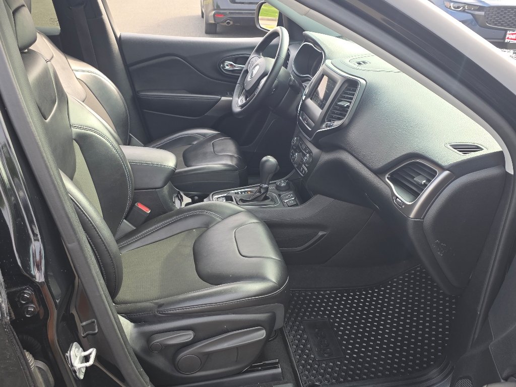 Used 2019 Diamond Black Crystal Pearl Coat Jeep Latitude Plus image 22
