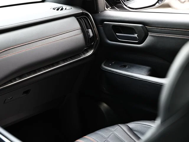 Used 2025 Aspen White/Super Black Nissan PRO-4X image 28