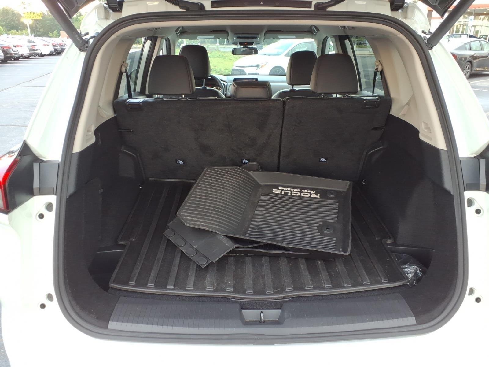 Used 2025 Everest White Pearl Nissan Rock Creek image 29