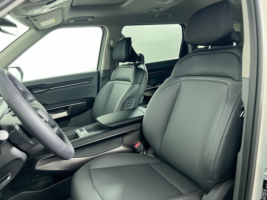 New 2026 White Kia Light image 14