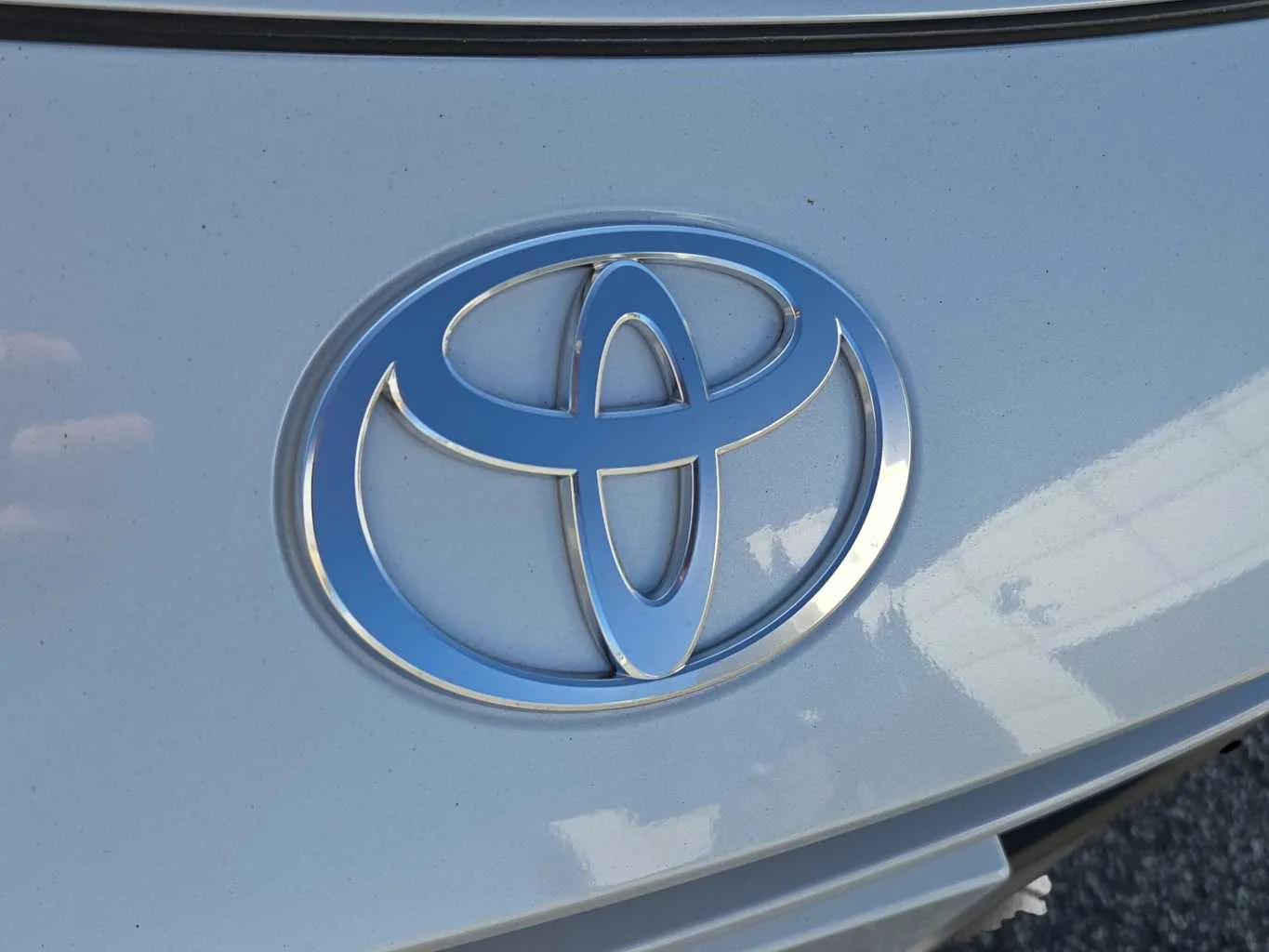 New 2027 Wind Chill Pearl Toyota XLE image 16