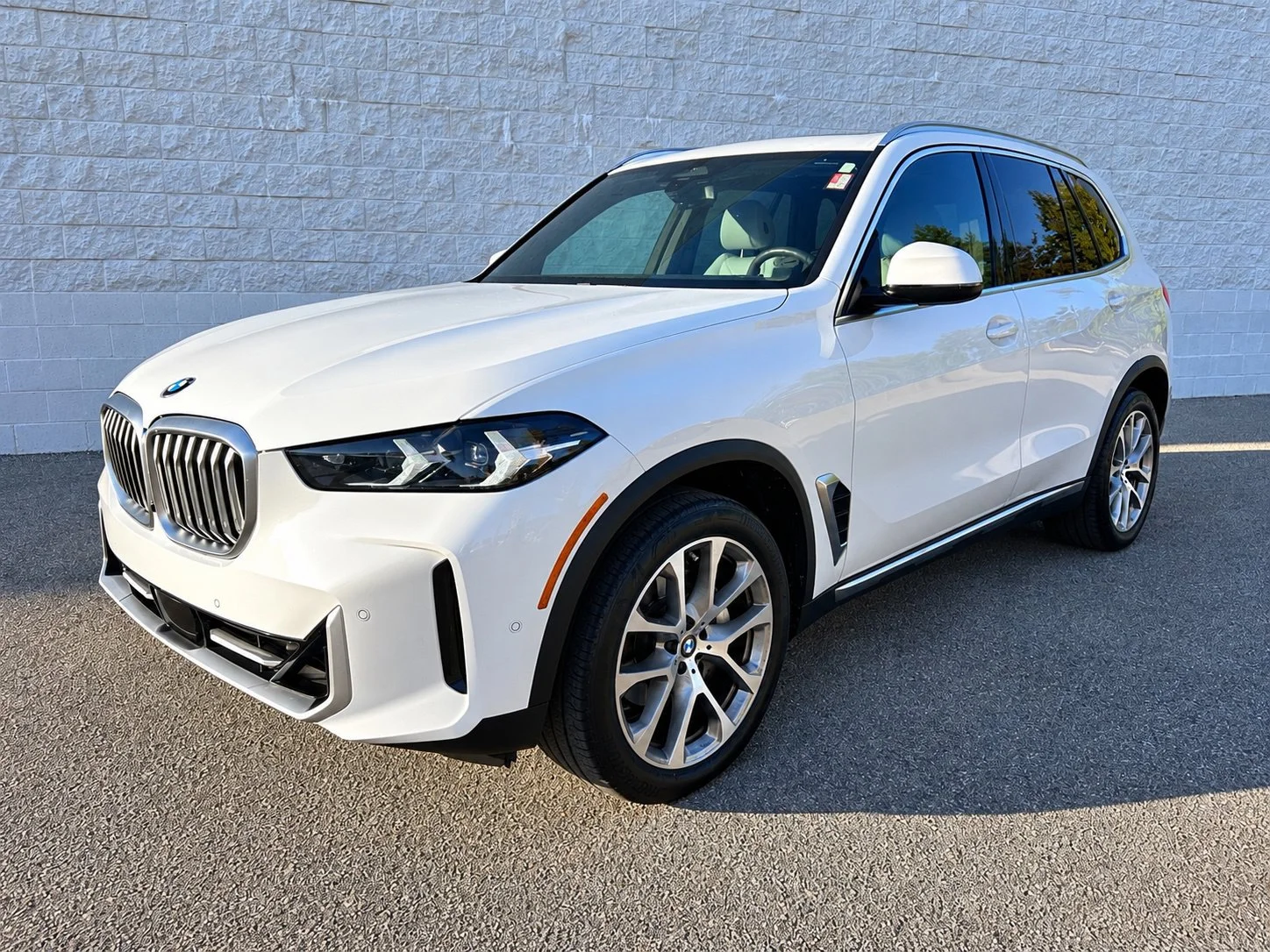 Used 2024 Alpine White BMW xDrive40i image 1