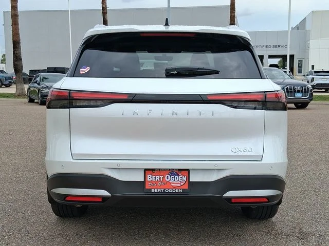 New 2027 RADIANT WHITE INFINITI Luxe FWD image 5