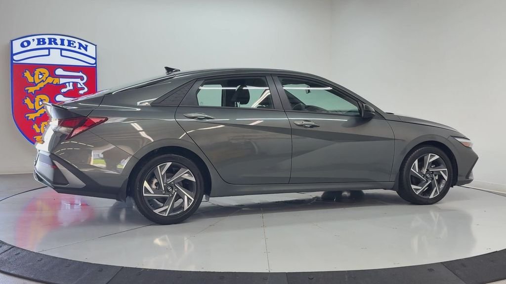 Used 2025 Gray Hyundai SEL Sport image 4