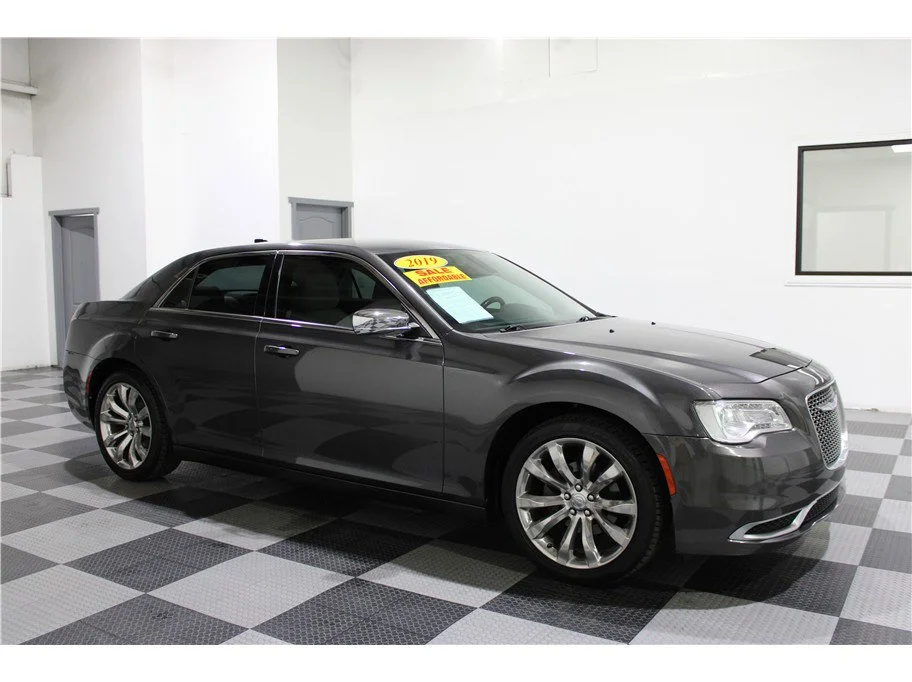 2019 Chrysler 300 Touring's photo
