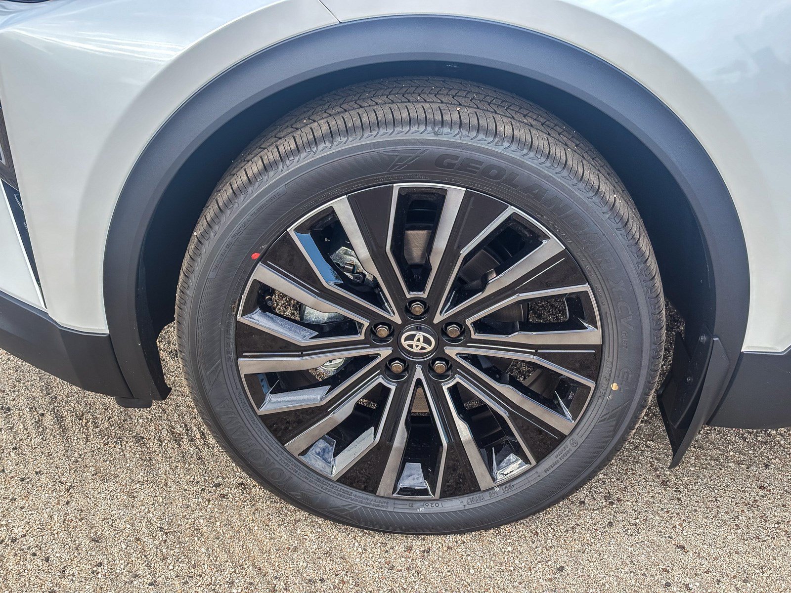 New 2026 Wind Chill Pearl with Midnight Black Metallic roof <sup>1</sup> Toyota  XSE image 10