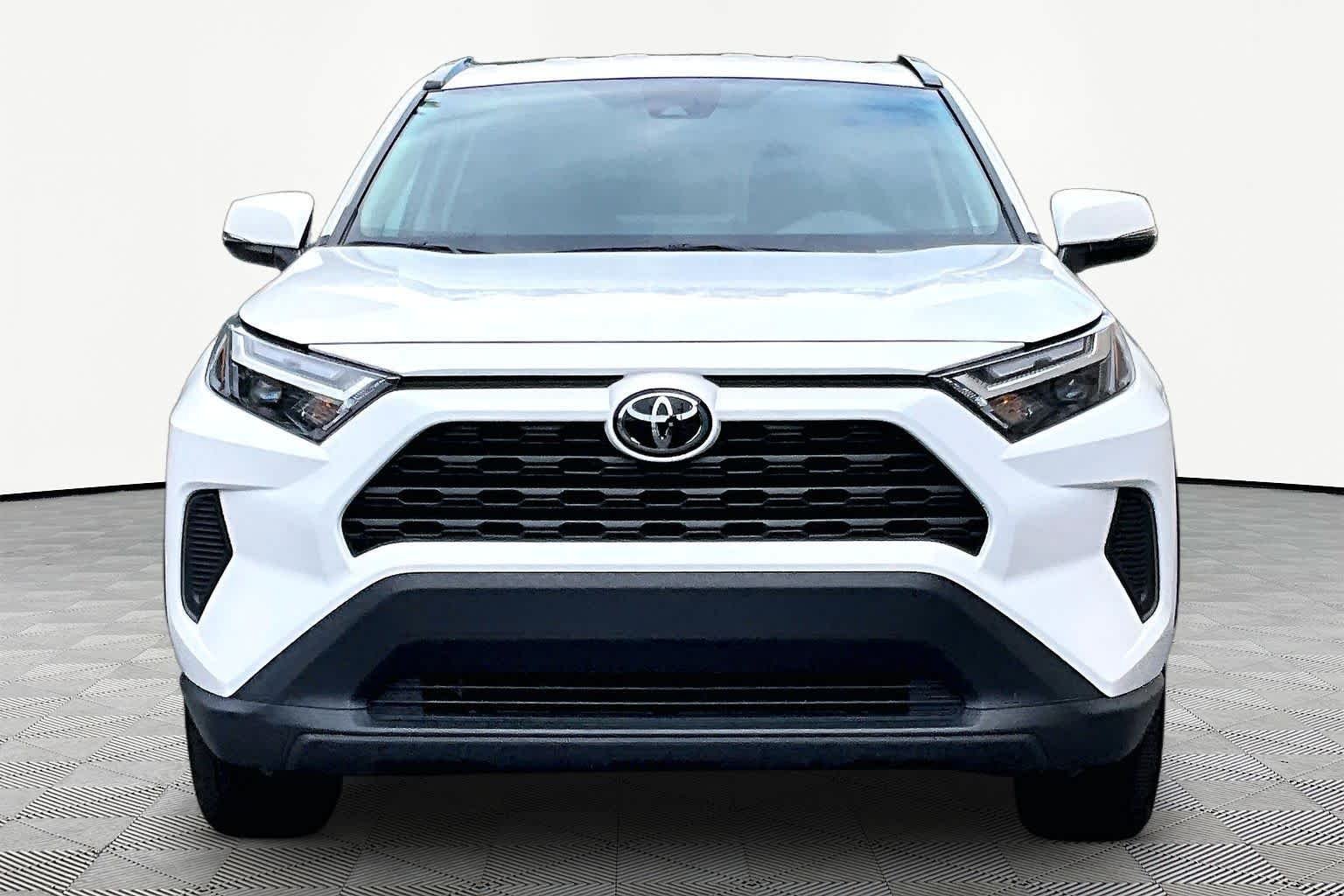 Certified Used 2025 Ice Cap Toyota Hybrid XLE image 4