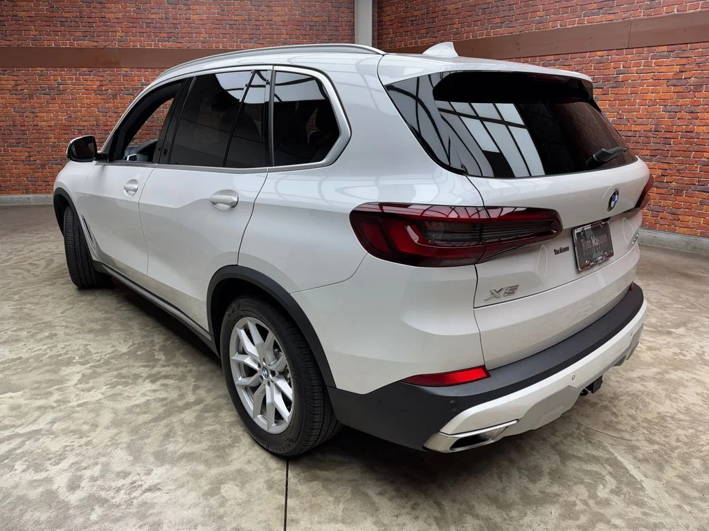 Used 2022 White BMW xDrive40i image 2