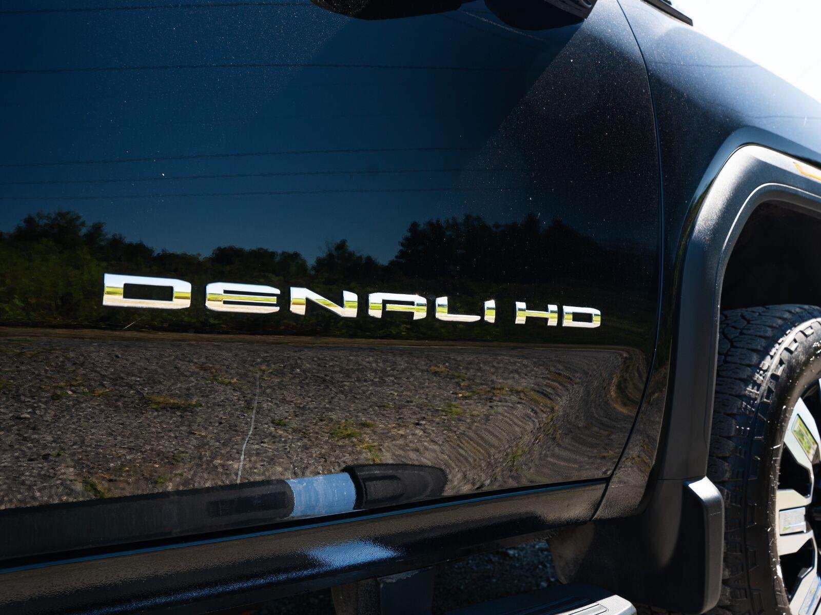 Used 2025 Onyx Black GMC Denali image 16