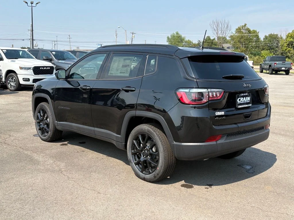 New 2026 Diamond Black Crystal Pearl-Coat Exterior Paint Jeep Latitude image 5