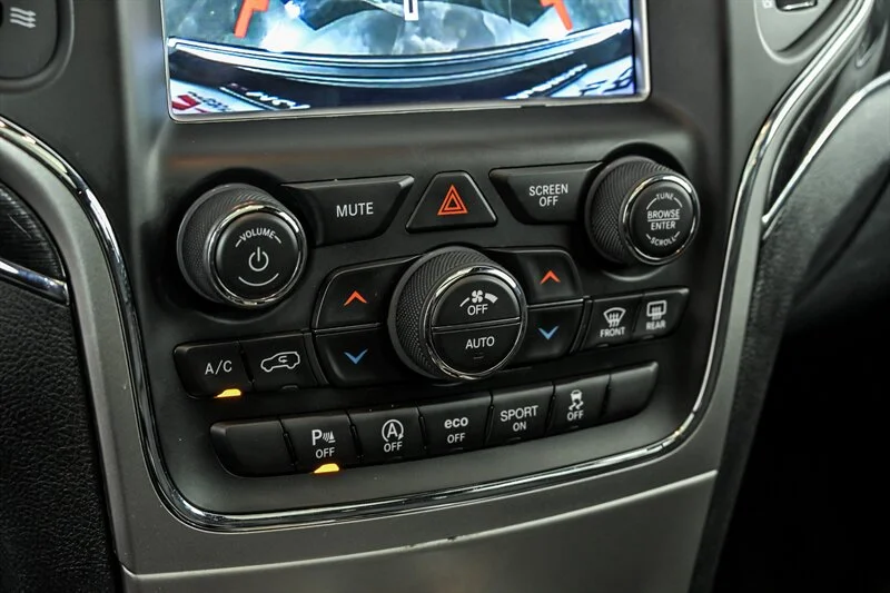Used 2018 Diamond Black Crystal Pearl Coat Jeep Trailhawk image 27