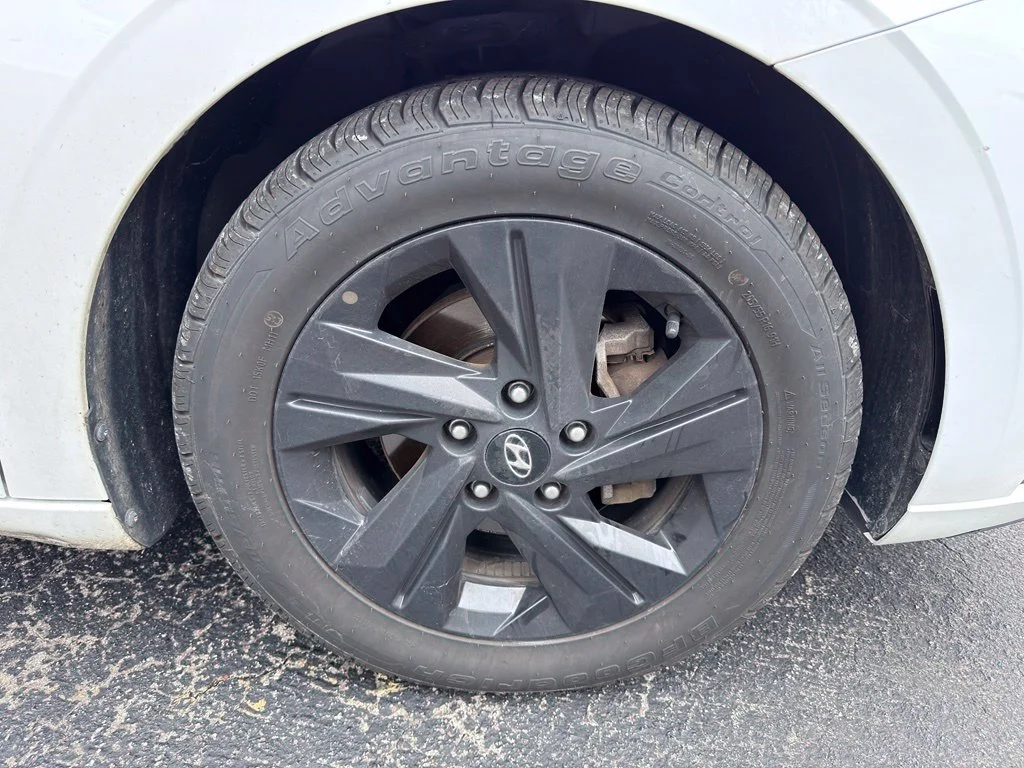 Used 2021 Gray Hyundai SEL image 3